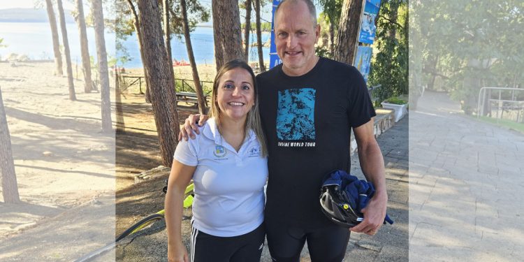 Woody Harrelson con Silvana dell'Infopoint Baunei Santa Maria Navarrese
