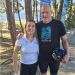 Woody Harrelson con Silvana dell'Infopoint Baunei Santa Maria Navarrese