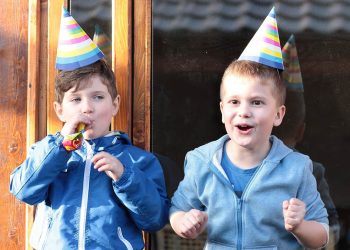 Bambini che festeggiano