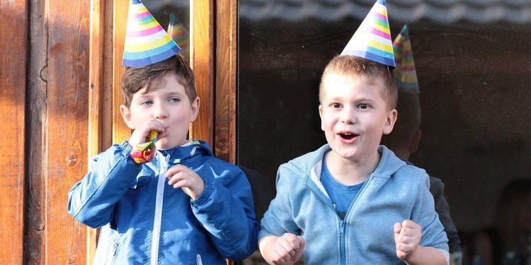 Bambini che festeggiano