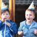 Bambini che festeggiano