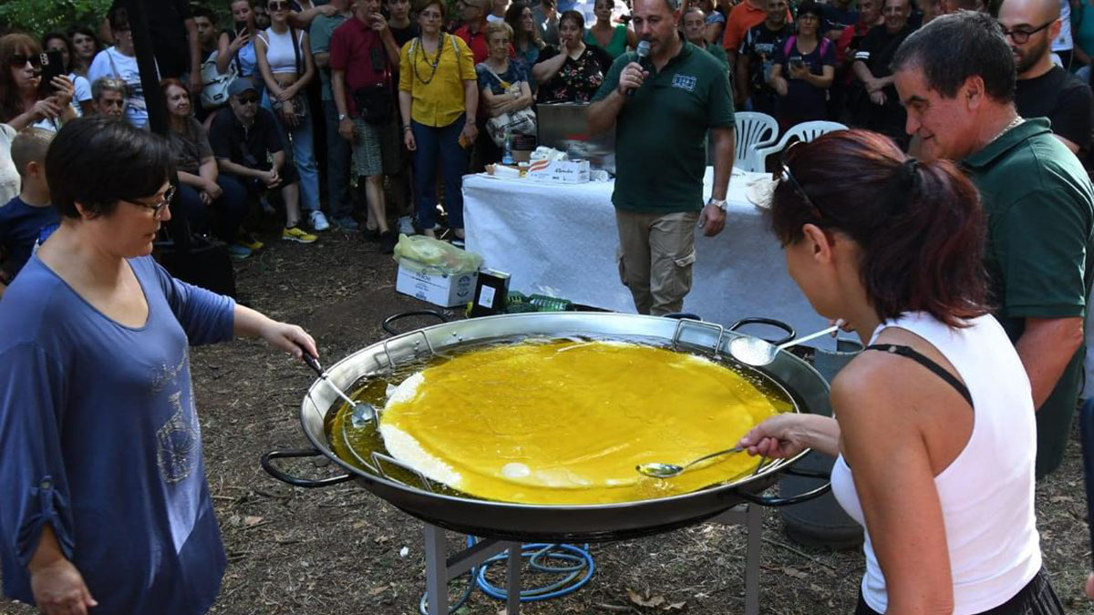 La seada gigante della Pro Loco di Bolotana
