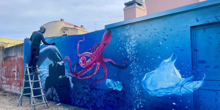 Il murale realizzato da Manu Invisible al Margine Rosso di Quartu