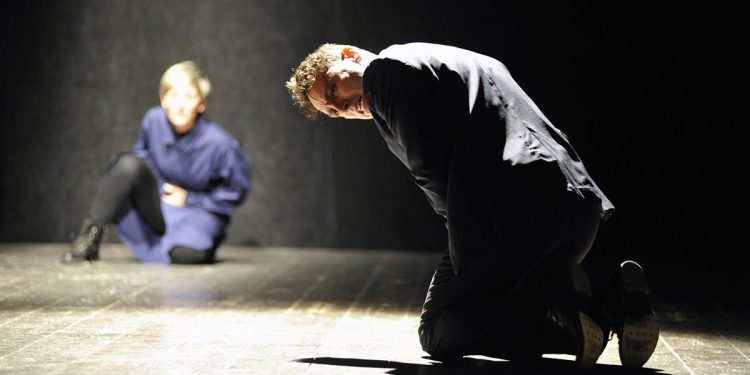 “A Chi Esita” di Rossolevante