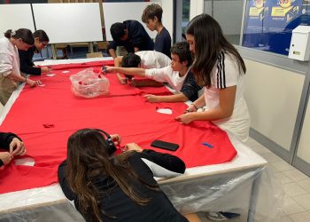 Gli studenti del Liceo Artistico Costantino di Alghero al lavoro sul tradizionale Albero di Natale di Porta Terra