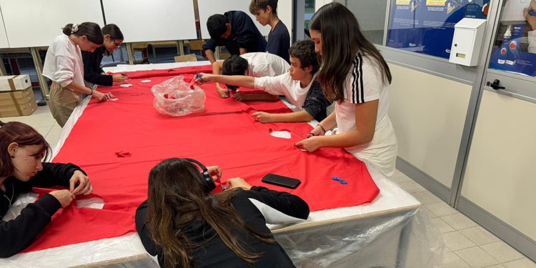 Gli studenti del Liceo Artistico Costantino di Alghero al lavoro sul tradizionale Albero di Natale di Porta Terra