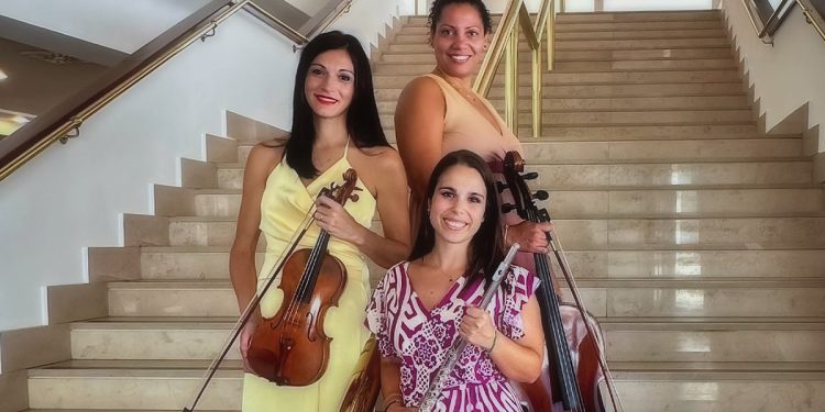 Karalis Trio: Martina Cirronis (flauto traverso), Maria Parisi (violino), Karen Hernandez (violoncello)