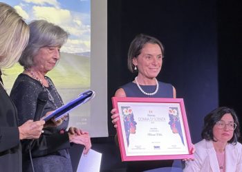 La professoressa Miriam Melis riceve il Premio Donna di Scienza