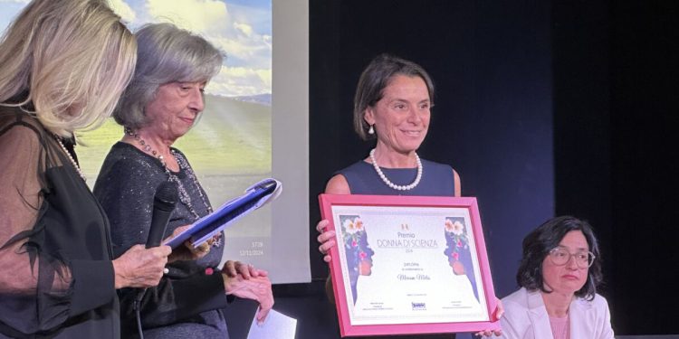 La professoressa Miriam Melis riceve il Premio Donna di Scienza