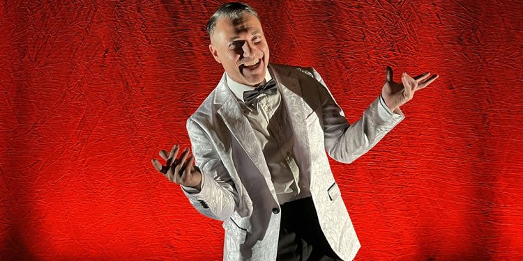 Manuele Morgese in “Novecento” della compagnia Teatrozeta