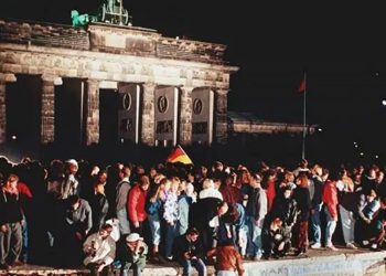 Muro di Berlino, porta di Brandeburgo. ? dire.it