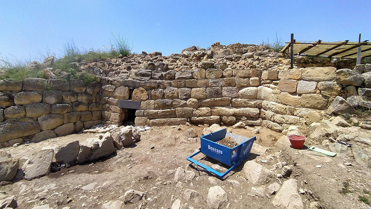Ingresso del Nuraghe Santu Miali a Pompu