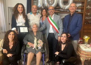 Oristano, la centenaria Anna Elia con i familiari il Sindaco Sanna e il Vice Sindaco Zedda