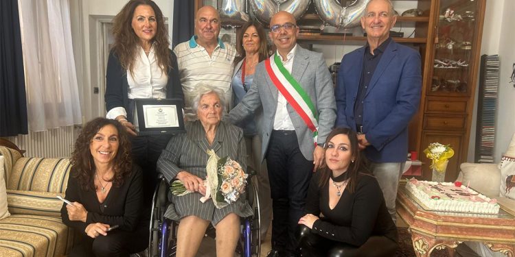 Oristano, la centenaria Anna Elia con i familiari il Sindaco Sanna e il Vice Sindaco Zedda