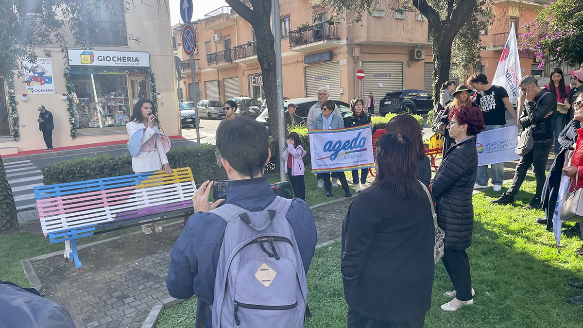 Quartu, la panchina con i colori delle bandiere Trans e Non-Binary