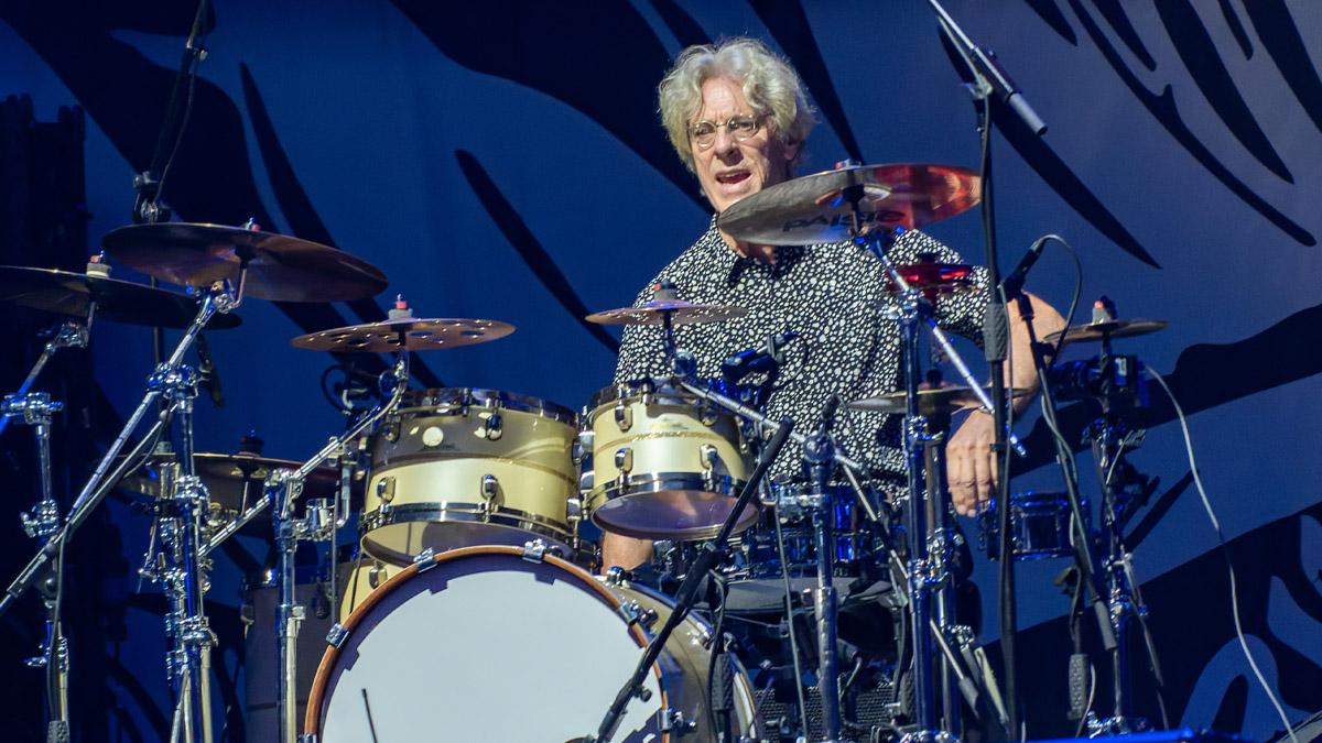 Cagliari accoglie Stewart Copeland per il Capodanno 2025: lo storico  fondatore e batterista dei Police protagonista in Piazza Yenne - S&H  Magazine