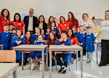 La ragazze della Women Torres all'Istituto Comprensivo San Donato