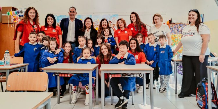 La ragazze della Women Torres all'Istituto Comprensivo San Donato