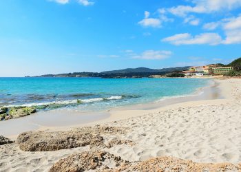 Spiaggia Le Bombarde di Alghero. ? Depositphotos