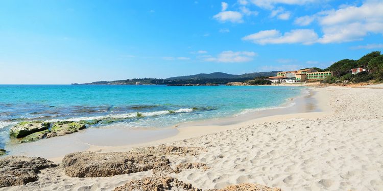 Spiaggia Le Bombarde di Alghero. ? Depositphotos