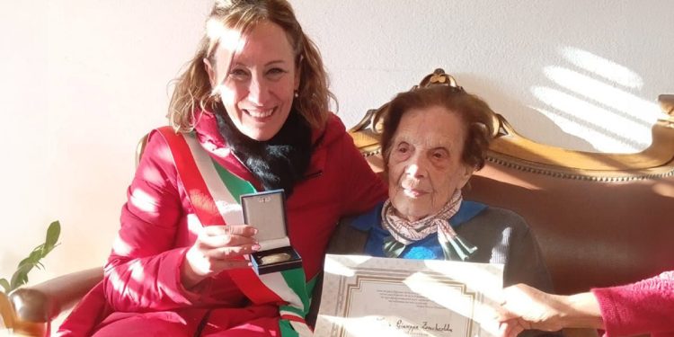 Cagliari, l'Assessora Anna Puddu e la centenaria Maria Giuseppe Zoncheddu