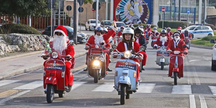 Babbo Natale in Vespa a Cagliari
