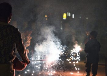 Bambini maneggiano petardi