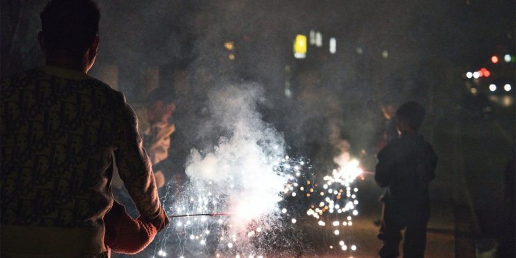 Bambini maneggiano petardi