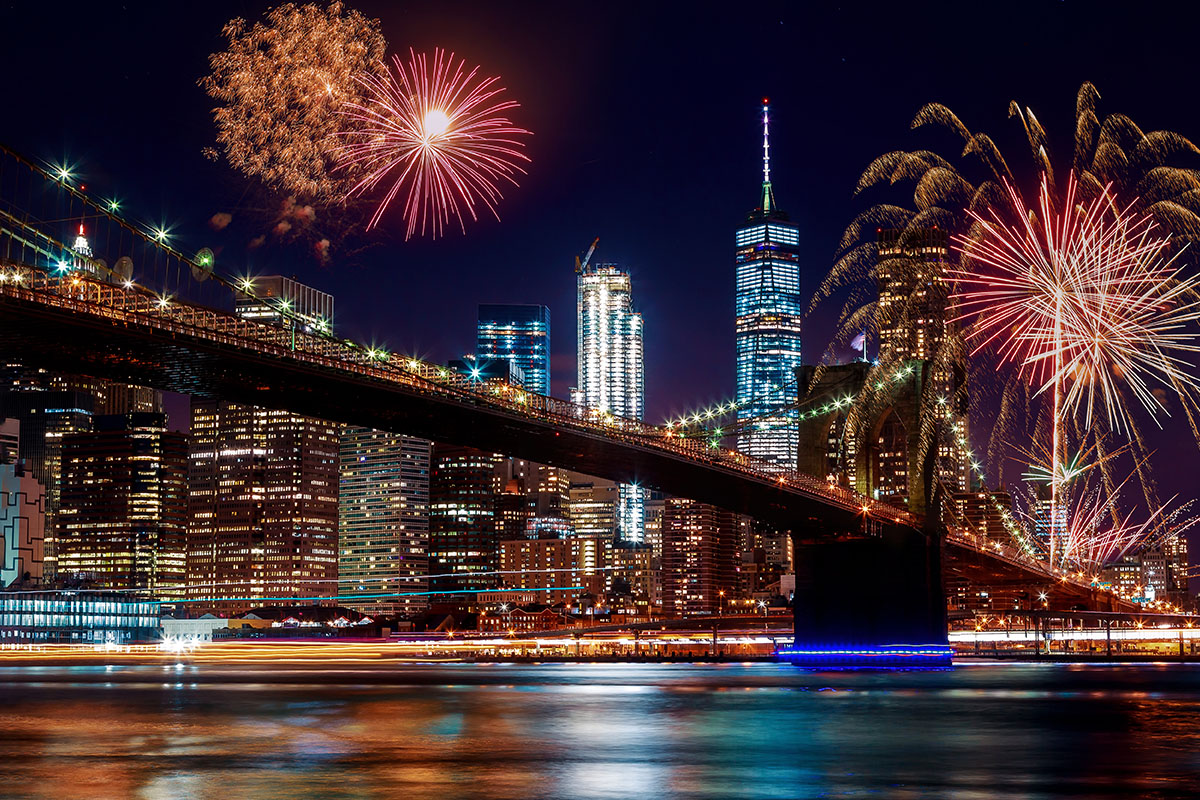 Celebrazioni di Capodanno a New York sullo sfondo del Brooklyn Bridge. ? Depositphotos