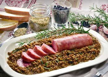 Cotechino con lenticchie. ? Depositphotos