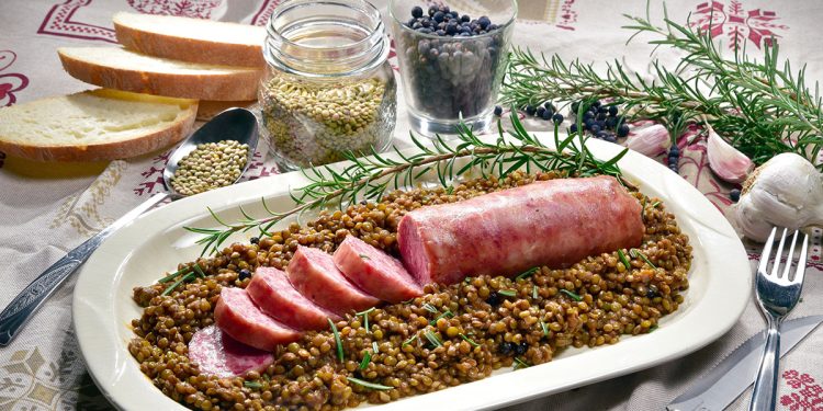Cotechino con lenticchie. ? Depositphotos