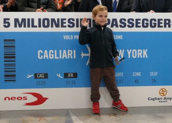 Il piccolo Gioele Mura, cinquemilionesimo passeggero dell'Aeroporto di Cagliari nel 2024