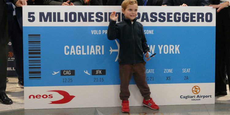 Il piccolo Gioele Mura, cinquemilionesimo passeggero dell'Aeroporto di Cagliari nel 2024