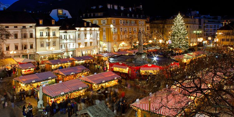 Mercatino di Natale a Bolzano. ? Depositphotos