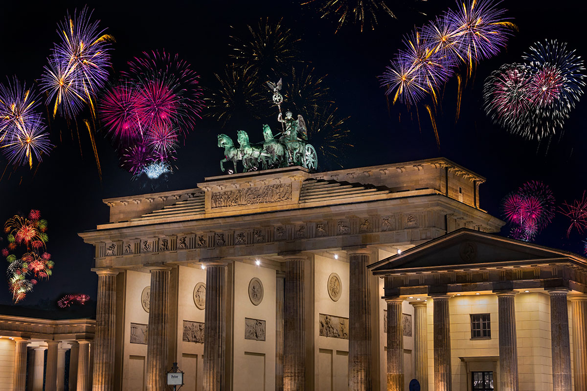 Celebrazioni di Capodanno a Berlino sullo sfondo della Porta di Brandeburgo. ? Depositphotos