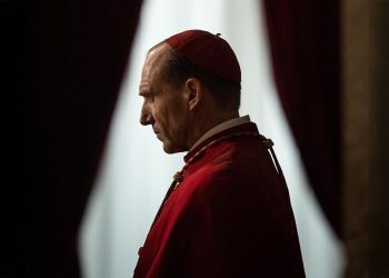 Ralph Fiennes nel film “Conclave”. 📷 Philippe Antonello © 2024 Focus Features