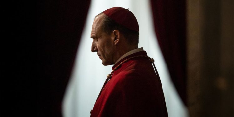 Ralph Fiennes nel film “Conclave”. 📷 Philippe Antonello © 2024 Focus Features