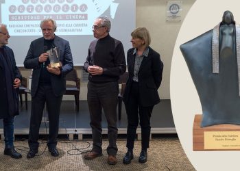 Rassegna "Sandro Petraglia. Scrittore per il cinema": da sinistra Giampaolo Mameli, Sandro Petraglia, Alessandro Macis e Patrizia Masala. Nel cerchio la Mater realizzata dallo scultore Giampaolo Mameli. ? Paolo Vacca