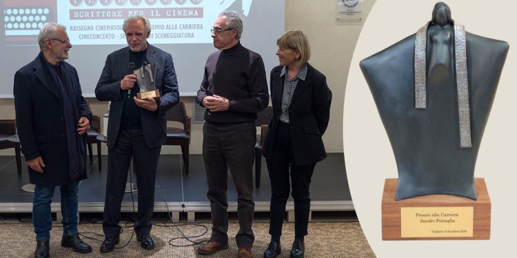 Rassegna "Sandro Petraglia. Scrittore per il cinema": da sinistra Giampaolo Mameli, Sandro Petraglia, Alessandro Macis e Patrizia Masala. Nel cerchio la Mater realizzata dallo scultore Giampaolo Mameli. ? Paolo Vacca