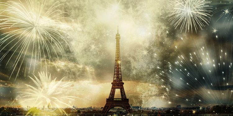 Celebrazioni di Capodanno a Parigi sullo sfondo della Torre Eiffel. ? Depositphotos