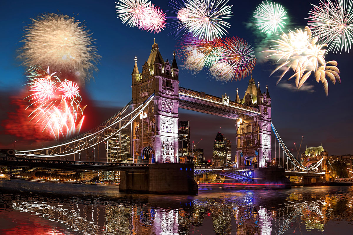 Celebrazioni di Capodanno a Londra sullo sfondo del Tower Bridge. ? Depositphotos