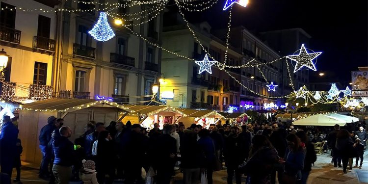 Luminarie natalizie nel Corso Vittorio Emanuele II a Cagliari