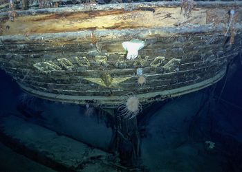 La poppa dell’Endurance sott’acqua con il nome e l’emblematica stella polare. ? Falklands Maritime Heritage Trust