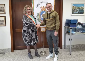 Anatoli Denegri Tsiasto con la Sindaca di Stintino Rita Vallebella