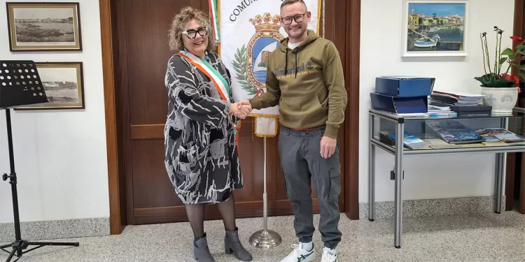 Anatoli Denegri Tsiasto con la Sindaca di Stintino Rita Vallebella