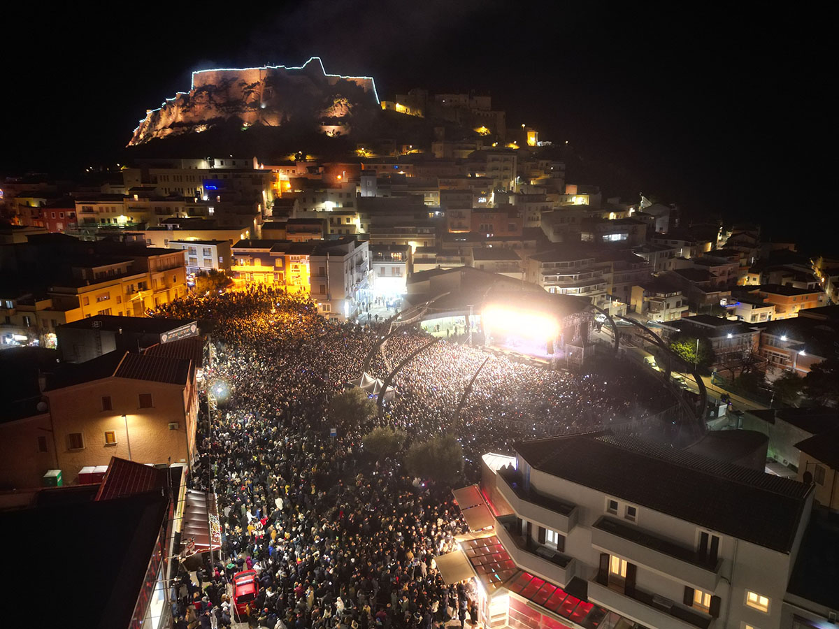 Capodanno 2025 a Castelsardo - Piazza Nuova dall'alto