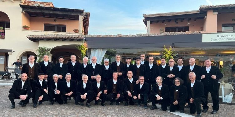 Coro Sos Astores di Golfo Aranci. ? pagina Facebook