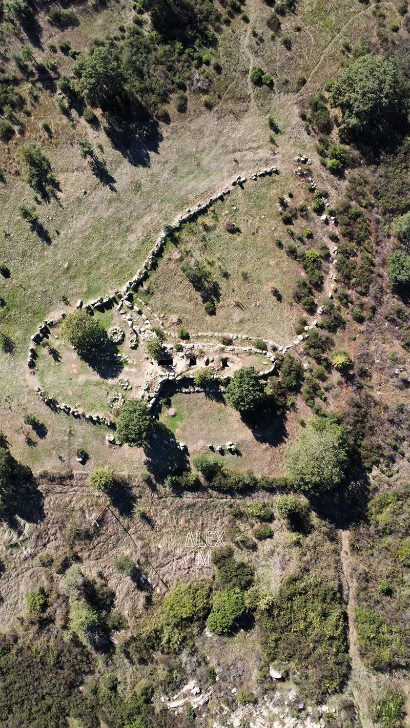 Sa Grutta de Santu Giuanni - Tomba dei giganti di San Cosimo a Gonnosfanadiga. ? Alex Sardegna | Nurnet