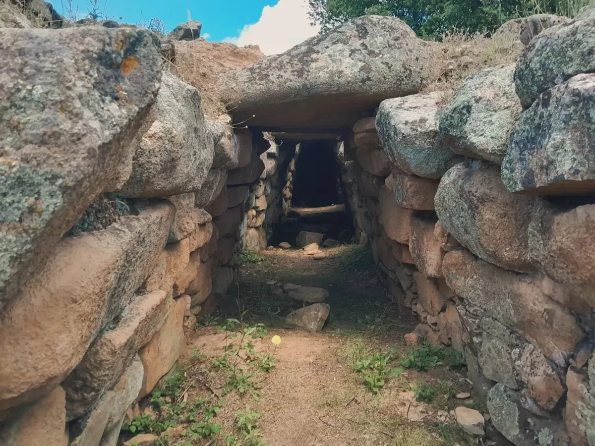 Sa Grutta de Santu Giuanni - Tomba dei giganti di San Cosimo a Gonnosfanadiga. ? Marco Cocco | Nurnet