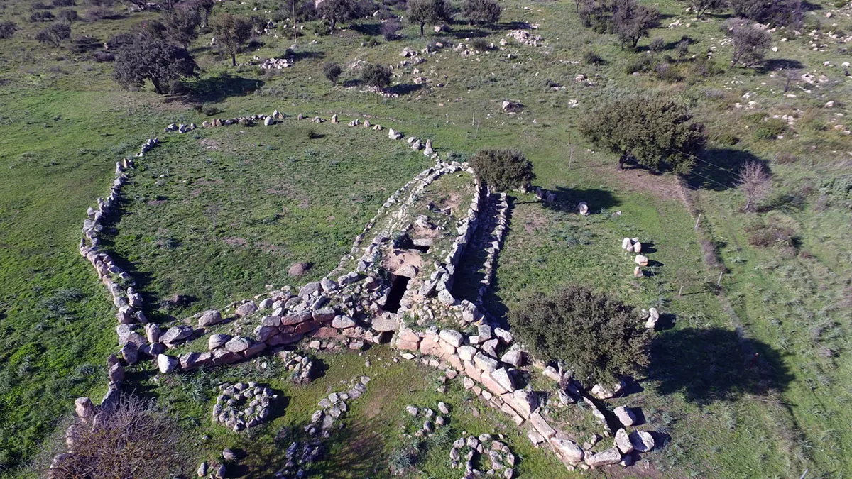 Sa Grutta de Santu Giuanni - Tomba dei giganti di San Cosimo a Gonnosfanadiga. ? Pietrino Mele | Nurnet